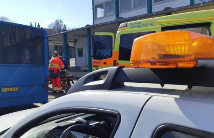 autobusz lepcsojere zuhant